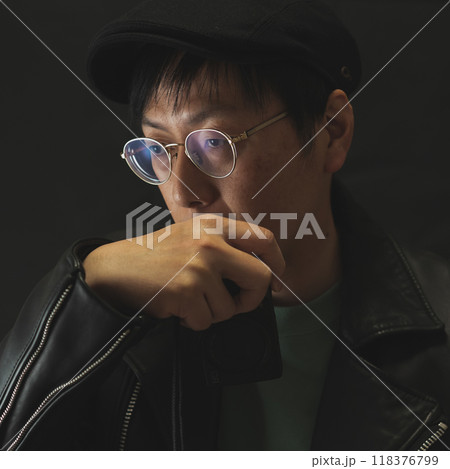 メガネ男子のポートレート 118376799