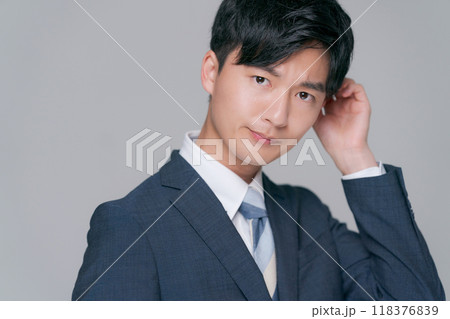 スーツ姿の若い男性 スーツ姿の若い男性 118376839
