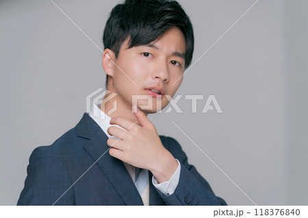 スーツ姿の若い男性 118376840