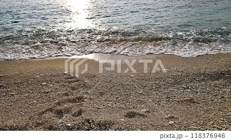 沖縄県慶良間諸島阿嘉島の夕方のヒズシビーチ 沖縄県慶良間諸島阿嘉島の夕方のヒズシビーチ 118376946