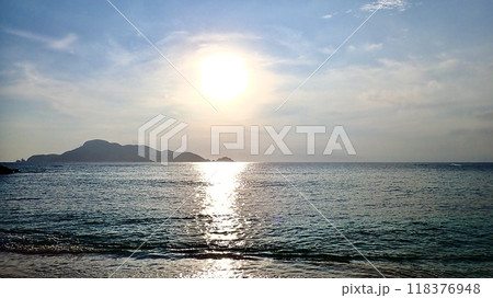 沖縄県慶良間諸島阿嘉島の夕方のヒズシビーチ 118376948