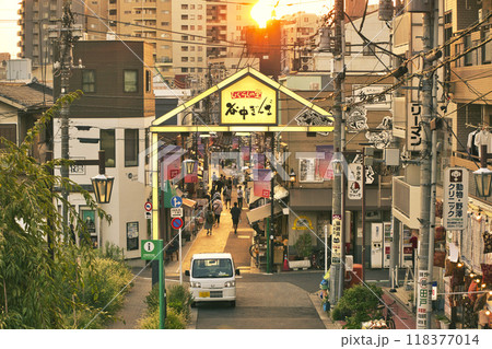 東京都　谷中ぎんざ・谷中銀座商店街　夕やけだんだんからの夕暮れ風景　谷根千散歩コース 118377014
