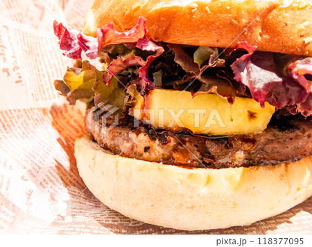 ジューシーで美味しそうなハンバーガー ジューシーで美味しそうなハンバーガー 118377095
