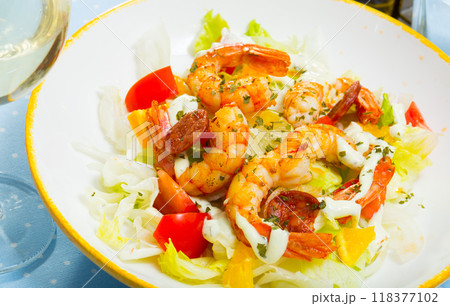 Appetizing salad with fried shrimps Appetizing salad with fried shrimps 118377102