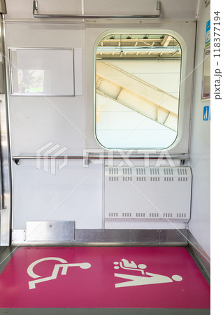 JRの電車内に設けられた車いすとベビーカーの優先スペース 118377194