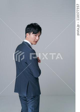 スーツを着て立つ男性の後ろ姿 118377357