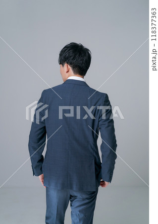 スーツを着て立つ男性の後ろ姿 118377363