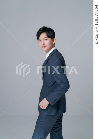 スーツを着て立つ男性の後ろ姿 118377364