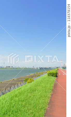 【東京都】荒川の風景(江戸川区側の歩道)清新町付近 118378154