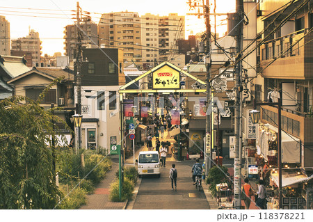 東京都 谷中ぎんざ・谷中銀座商店街 夕やけだんだんからの夕暮れ風景 谷根千散歩コース 東京都 谷中ぎんざ・谷中銀座商店街 夕やけだんだんからの夕暮れ風景 谷根千散歩コース 118378221