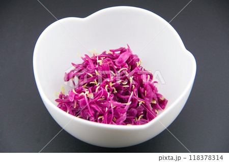 花形の器に盛った菊のおひたし 118378314