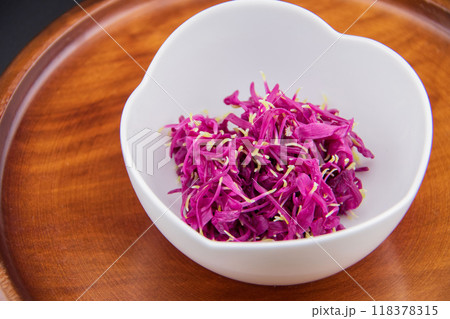 花形の器に盛った菊のおひたし 花形の器に盛った菊のおひたし 118378315