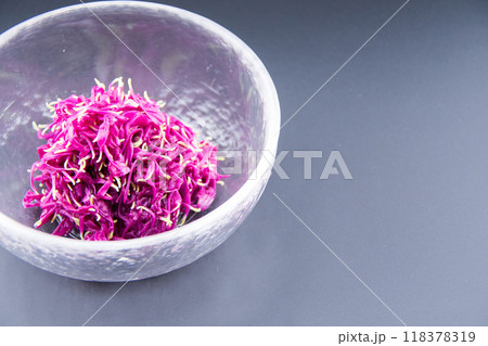 ガラスの器に盛った菊のおひたし 118378319