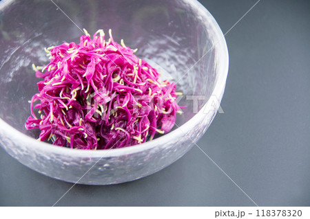 ガラスの器に盛った菊のおひたし 118378320