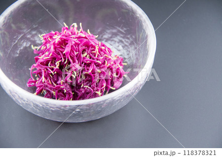 ガラスの器に盛った菊のおひたし 118378321