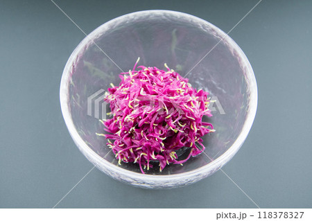 ガラスの器に盛った菊のおひたし ガラスの器に盛った菊のおひたし 118378327