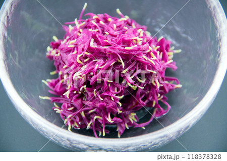 ガラスの器に盛った菊のおひたし ガラスの器に盛った菊のおひたし 118378328