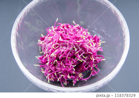 ガラスの器に盛った菊のおひたし ガラスの器に盛った菊のおひたし 118378329