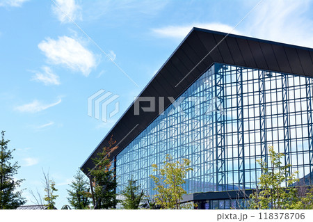 爽やかな青空と建物 118378706