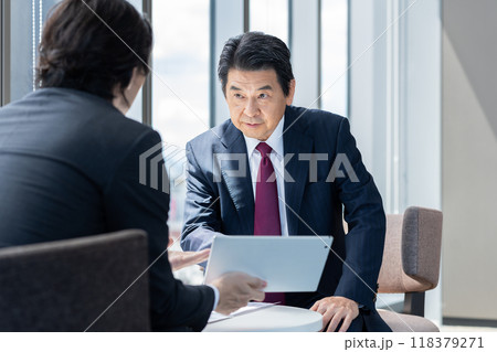 打合せをするビジネスマン　撮影協力：学校法人電波学園　東京電子専門学校 118379271