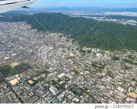 伊丹空港に向けて降下する機内より見下ろす八尾市街と信貴山 伊丹空港に向けて降下する機内より見下ろす八尾市街と信貴山 118379327