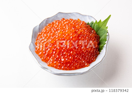 白背景に新鮮ないくら 118379342