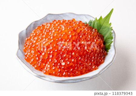 白背景に新鮮ないくら 118379343