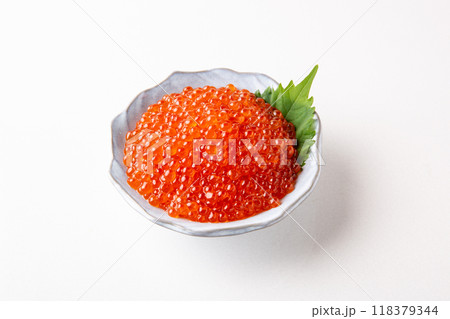 白背景に新鮮ないくら 118379344