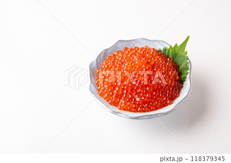 白背景に新鮮ないくら 白背景に新鮮ないくら 118379345