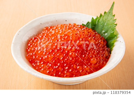 テーブルの上の新鮮ないくら 118379354