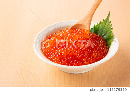 新鮮なイクラをスプーンですくう 118379359