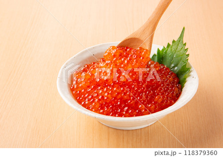新鮮なイクラをスプーンですくう 118379360