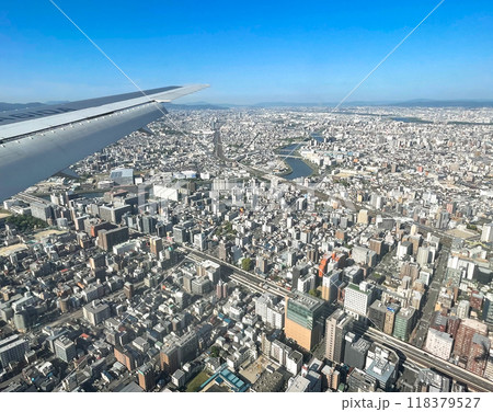 伊丹空港に向けて降下する機内より見下ろす大阪市郊外の住宅地 伊丹空港に向けて降下する機内より見下ろす大阪市郊外の住宅地 118379527