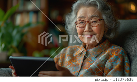 タブレットを操作するおばあさん 118379639