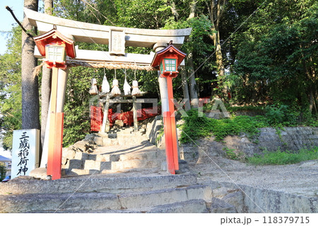 広島県福山市にある三蔵稲荷神社の参道入り口の風景 広島県福山市にある三蔵稲荷神社の参道入り口の風景 118379715