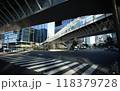 都会の歩道橋と道路の交差点 118379728