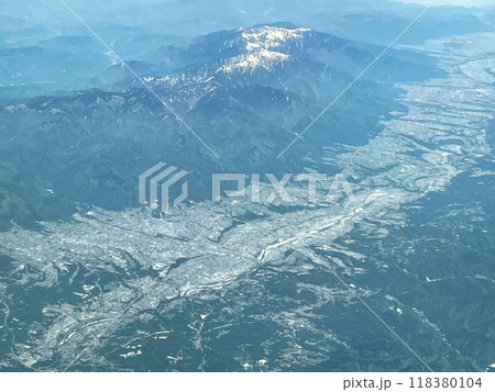 機内より見下ろす中央アルプスと飯田市街 機内より見下ろす中央アルプスと飯田市街 118380104