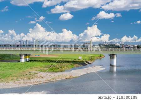 《東京都》夏を走る小田急線・多摩川河川敷 118380189