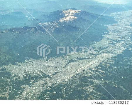 機内より見下ろす中央アルプスと飯田市街 118380217
