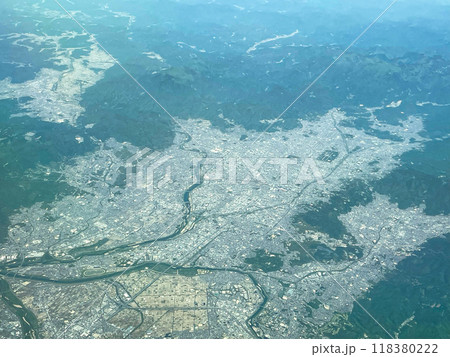機内より見下ろす京都市街 118380222