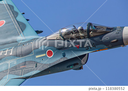 大空を飛ぶ戦闘機 118380552