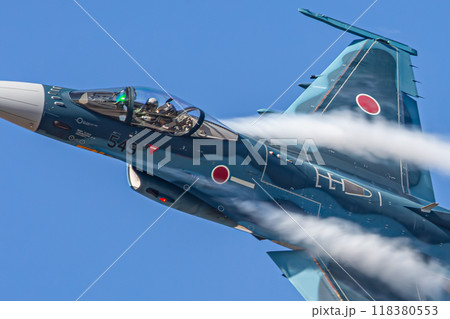 大空を飛ぶ戦闘機 118380553