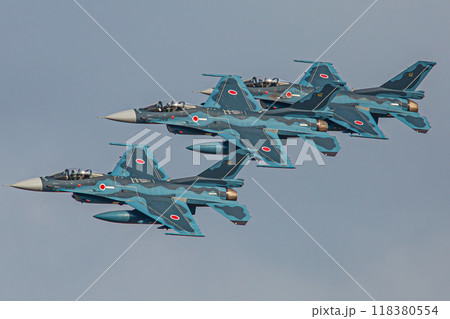 大空を飛ぶ戦闘機 118380554
