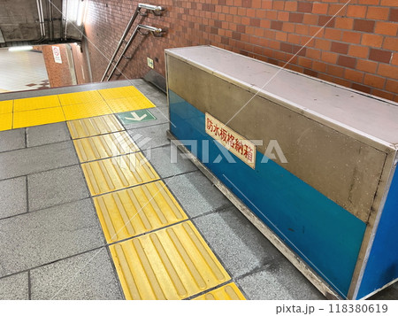 地下鉄構内に準備される防水板　洪水対策の止水板　 118380619