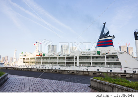 竹芝桟橋に停泊中のおがさわら丸の風景 118380648