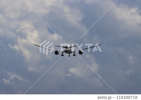 羽田空港に着陸する旅客機 飛行機の着陸進入 羽田空港に着陸する旅客機 飛行機の着陸進入 118380710