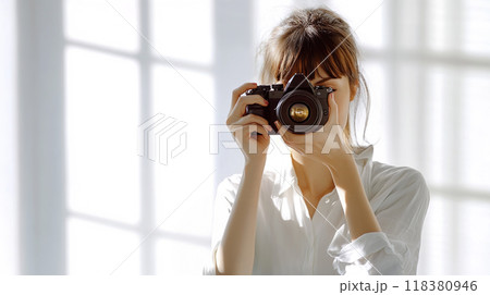 欧米人女性フォトグラファー01 118380946