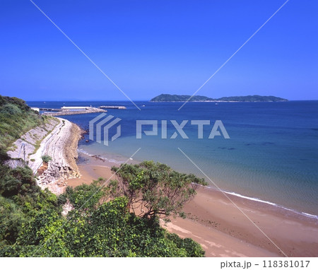 沼島と透明度の高い海岸（土生港付近より）/淡路島南端にある神秘の島「瀬戸内海国定公園」 118381017
