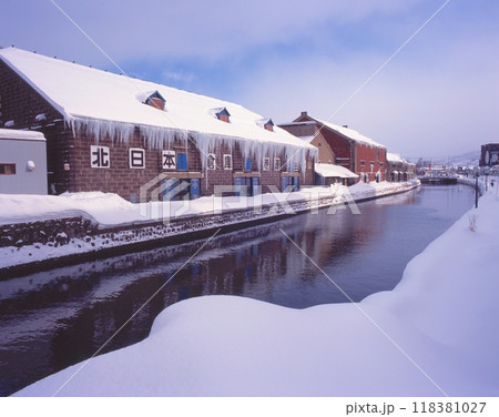 大きな氷柱が風情のある「小樽運河」の冬景色 118381027