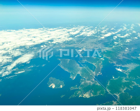 機内より見下ろす広島市街と江田島 118381047